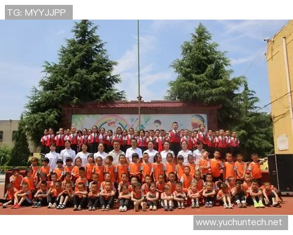 足球明星携手学生共筑梦想之路点燃青春激情与希望的火花